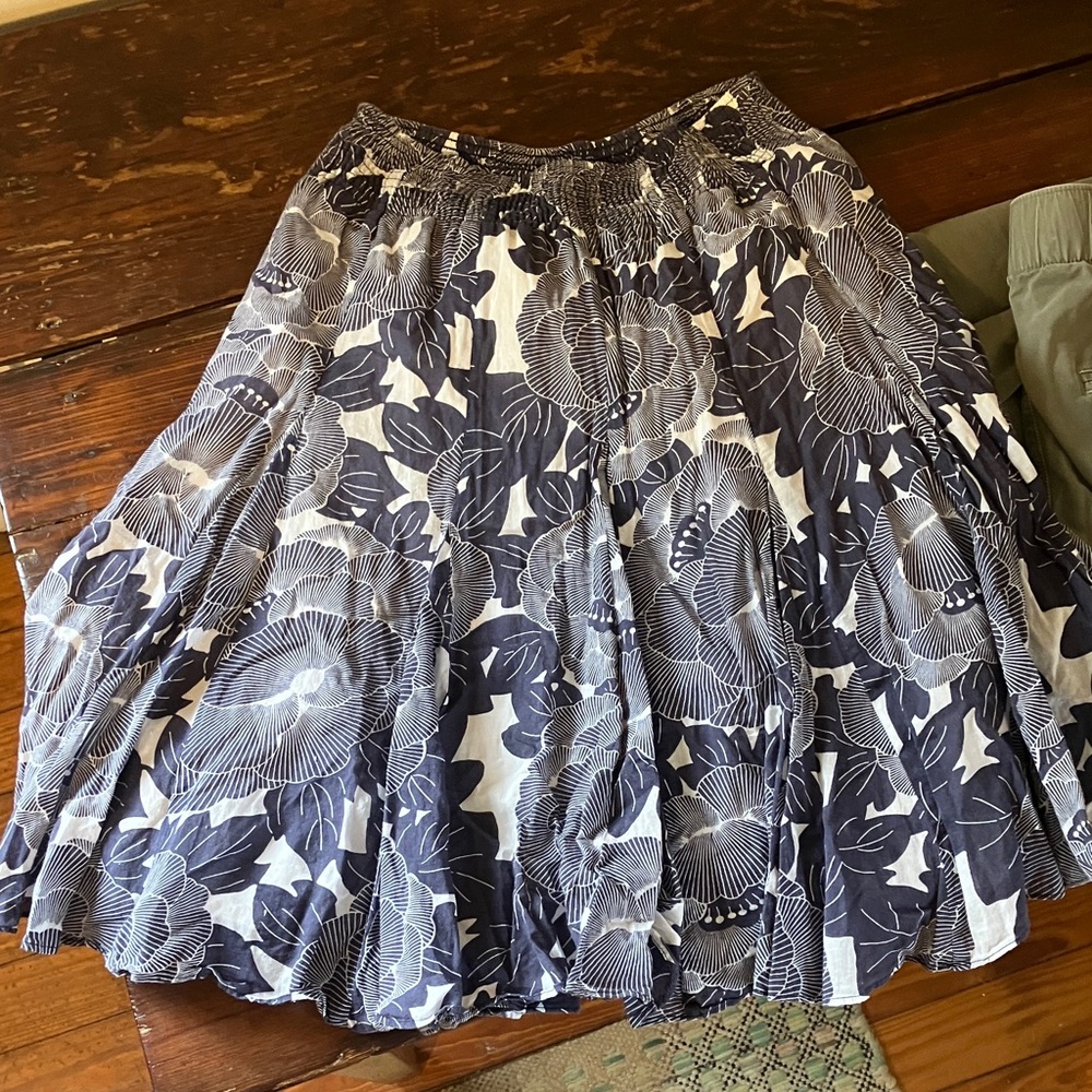 Loose flowy skirt, floral, banana republic, size S